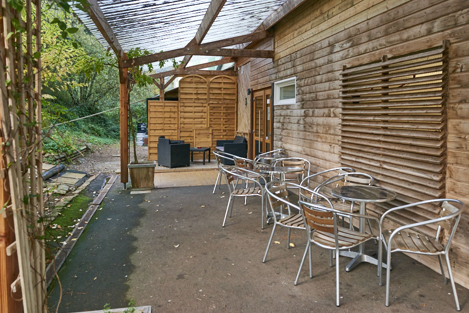 La terrasse à l'entrée