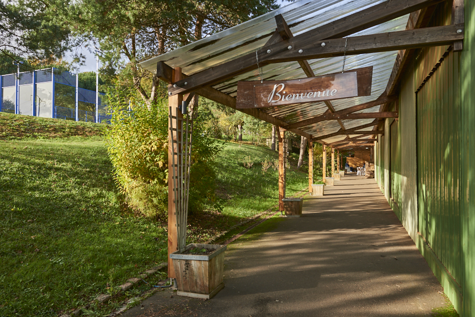 La pergola avec à gauche le padel extérieur