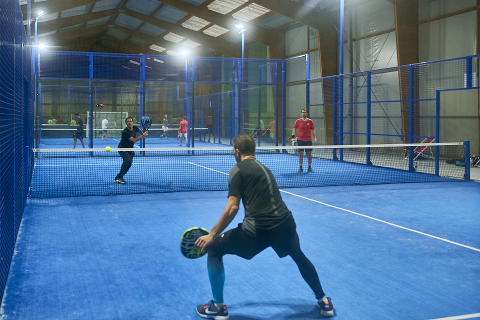 Le padel 1 avec le padel 2 au fond