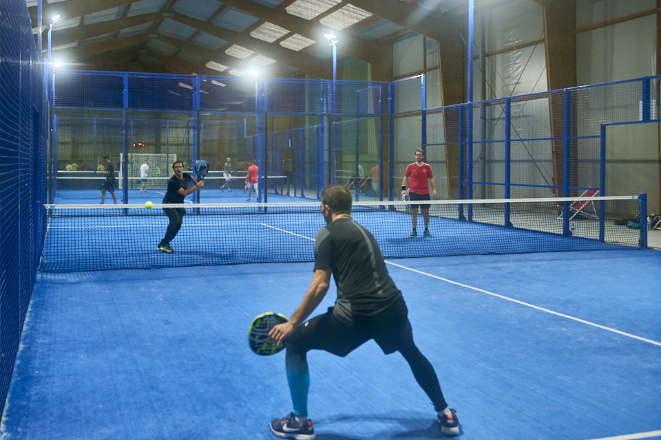 Le padel 1 avec le padel 2 au fond